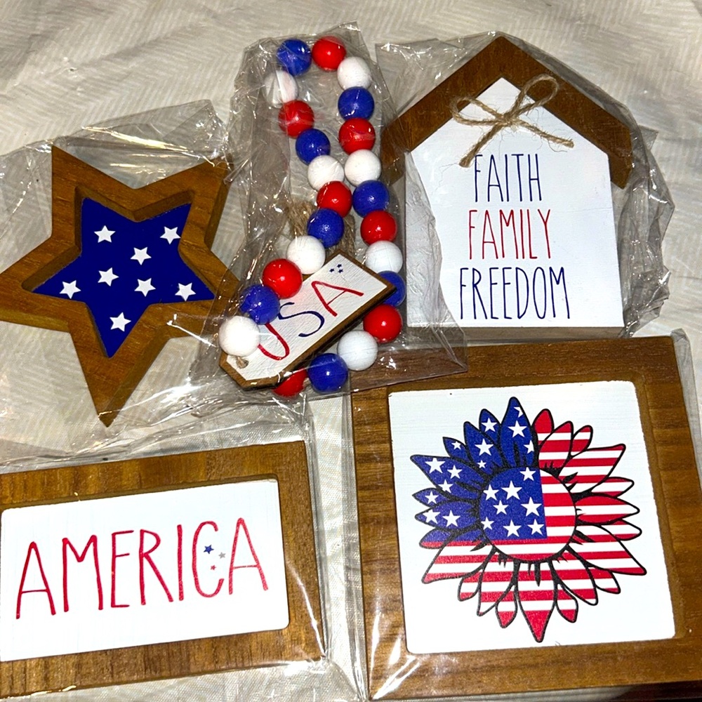 Five pieces Patriotic table display NEW